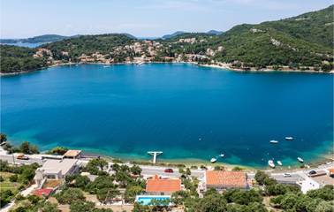 Ferienhaus für 8 Personen, mit Terrasse und Garten sowie Pool in Zaton