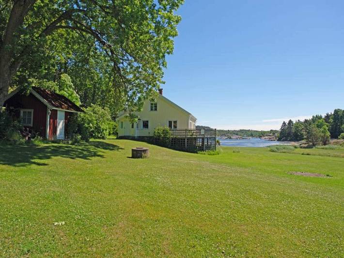 Stuga vid havet med balkong och grill in Norra Västkusten
