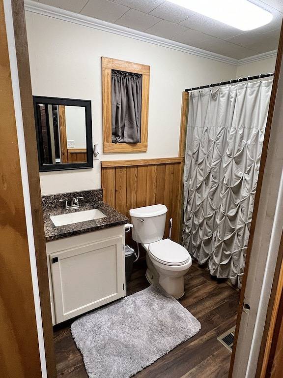 Drive up & park 6 ft from this clean, equipped houseboat in Cypress Cove Marina in Plaquemines Parish