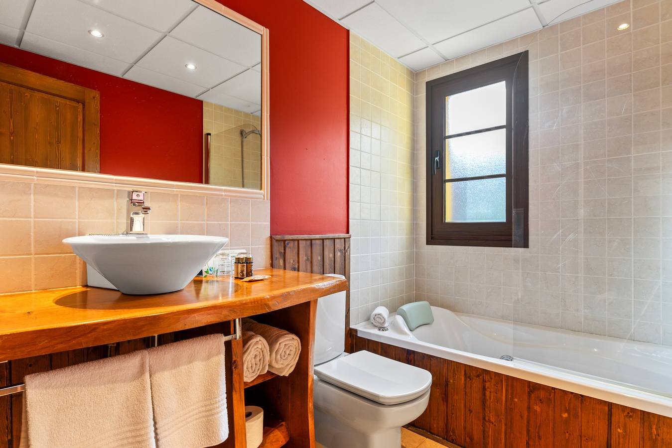 Habitación 'El Manzano' con piscina compartida, jardín compartido y Wi-Fi in Gamonedo, Cangas de Onís