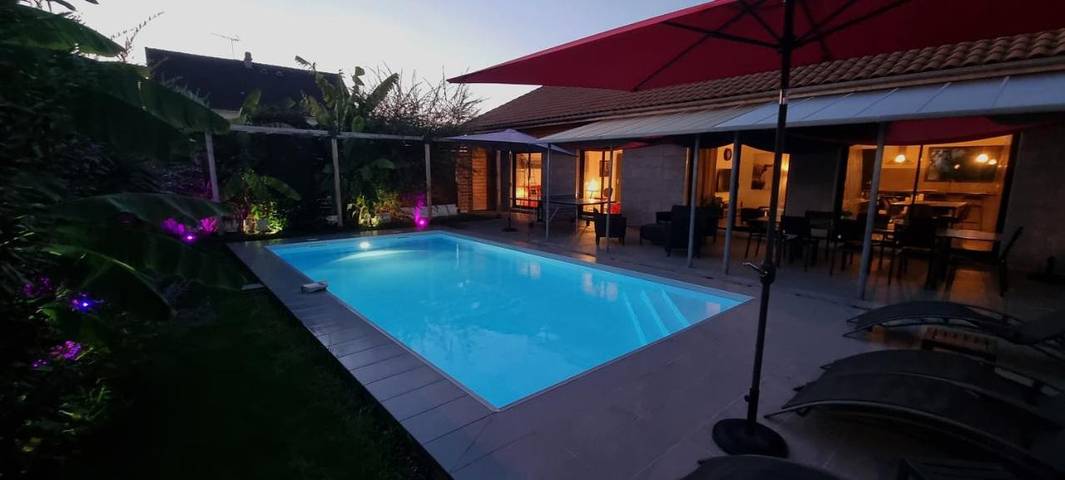 Location de vacances pour 8 personnes, avec Terrasse ainsi que Jardin et Piscine à Lesmont