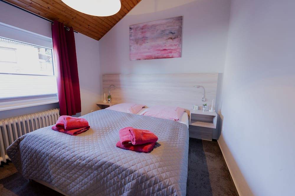 Apartamento entero, Casa de arquitecto inundada de luz en una ubicación tranquila Fewo \"Red\" in Hemfurth-Edersee, Edertal