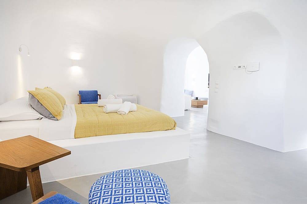 Entire apartment, Anna's Cave suite with Indoor and Outdor  Jacuzzi and Sea view. in Firostefani, Thera