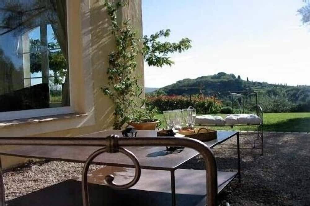Very pretty villa with panoramic view of Grasse, Provencal for 12 people in Grasse, Cannes region