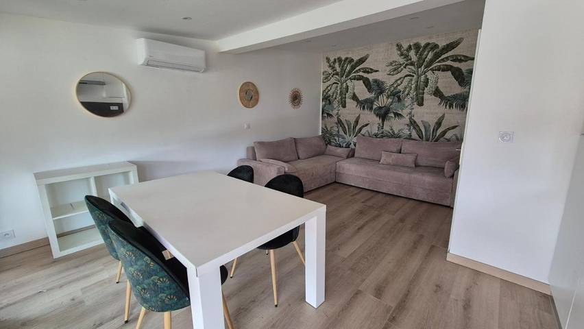 Location de vacances pour 2 personnes, avec terrasse dans Saint-Martin-la-Plaine