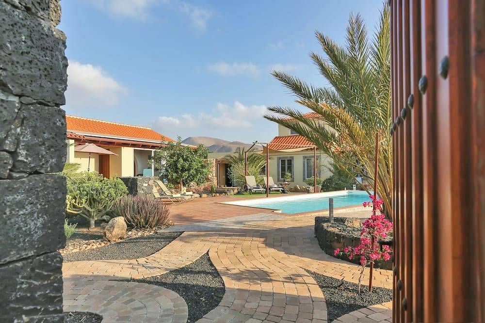 Tindaya Villa vista tres mares, heated pool in Tindaya, La Oliva