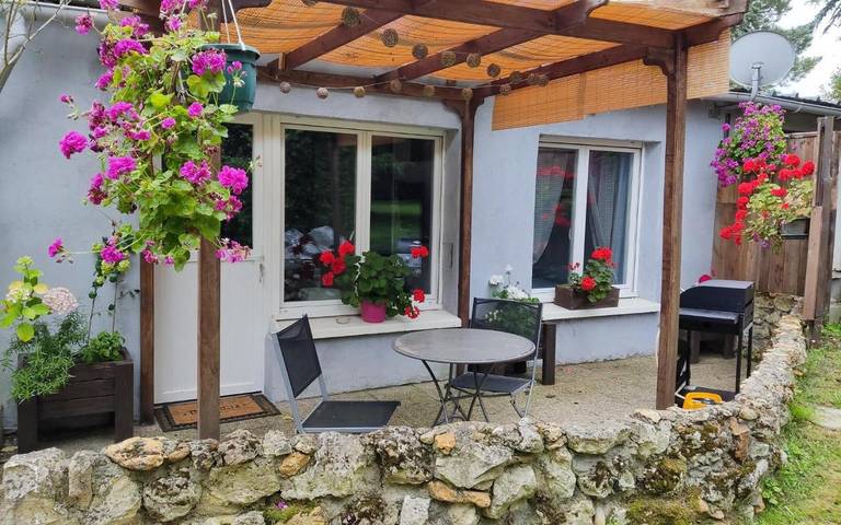 Location de vacances pour 2 personnes, avec Terrasse ainsi que Jardin et Vue à Saint-Pierre-la-Garenne