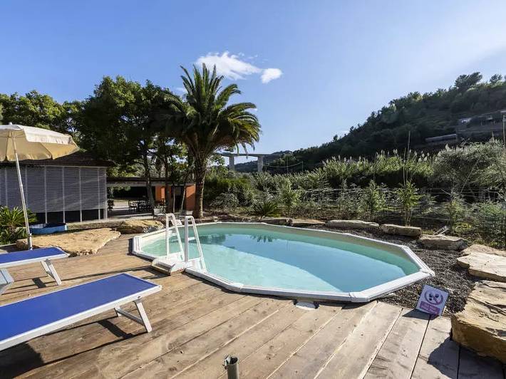 Villa für 4 Personen, mit Terrasse und Pool