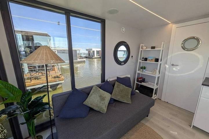 Cosy Houseboat `Eclipse` in Marina Monnickendam in Monnickendam, Markermeer