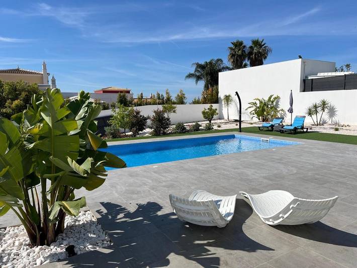 Maison d’hôte pour 2 personnes, avec piscine et terrasse ainsi que jardin et vue