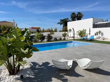 Maison d’hôte pour 2 personnes, avec piscine et terrasse ainsi que vue et jardin dans Quelfes