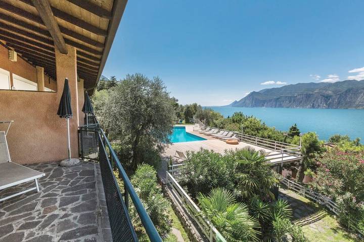 Appart’hôtel pour 4 personnes, avec vue sur le lac ainsi que jardin et piscine