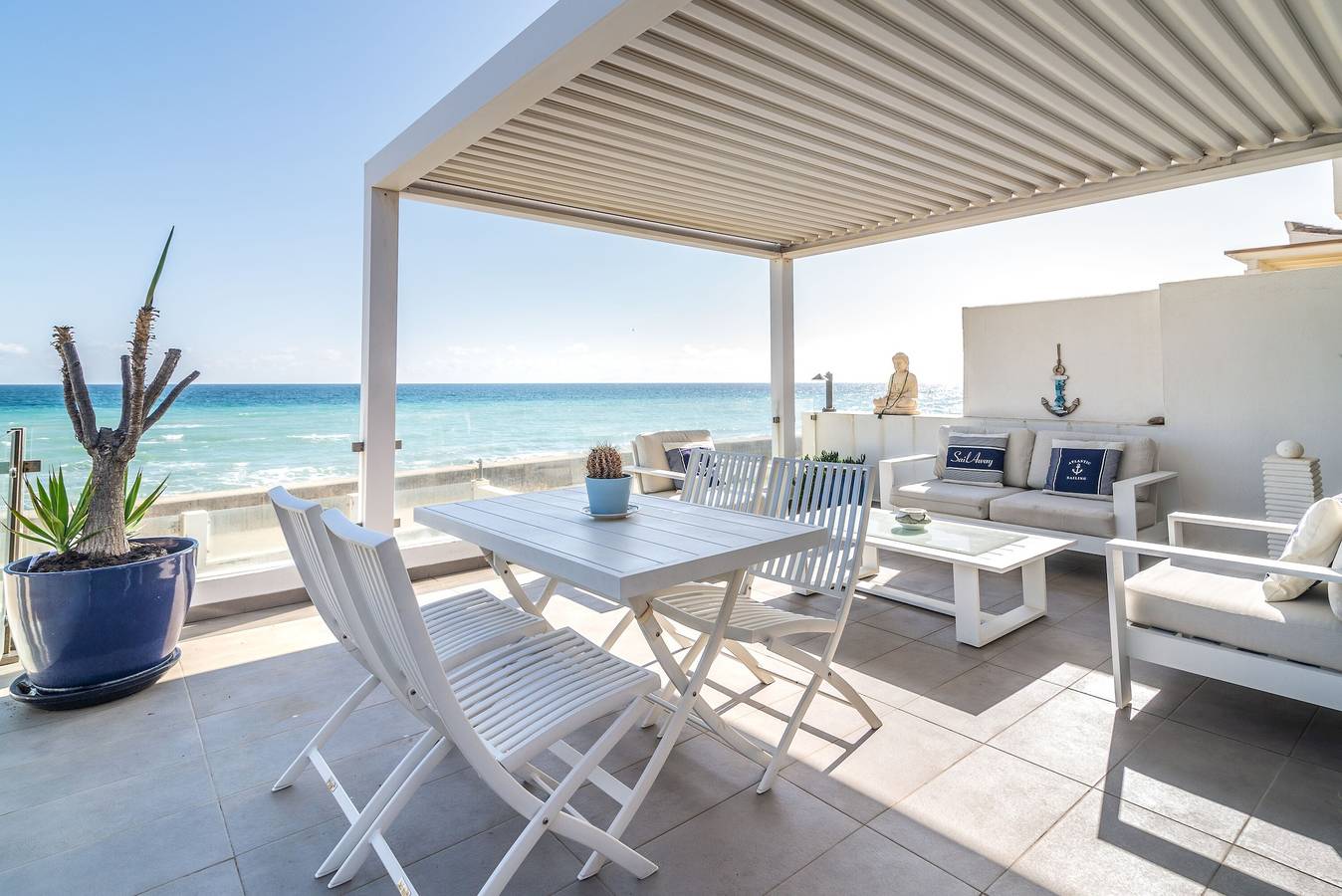 Vakantiehuis "Beach-Front Bahía Dorada" met zeezicht, gemeenschappelijk zwembad en Wi-Fi in Bahía Dorada, Estepona