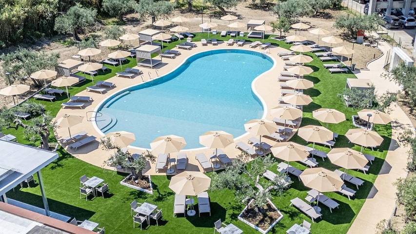 Hotel for 3 people, with terrace and garden as well as pool - 1