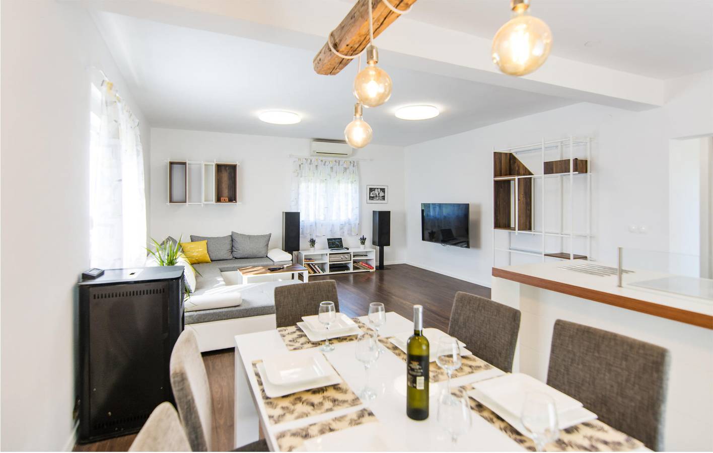 Charmante 2-Zimmer-Wohnung mit Pool und Terrasse, WLAN und Küche in Zadar