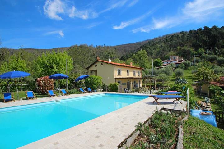Casa vacanza per 8 persone, con giardino e vista lago in Pietrasanta