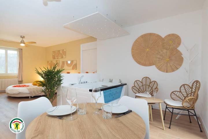 Gîte pour 2 personnes, avec piscine et terrasse à Gillonnay