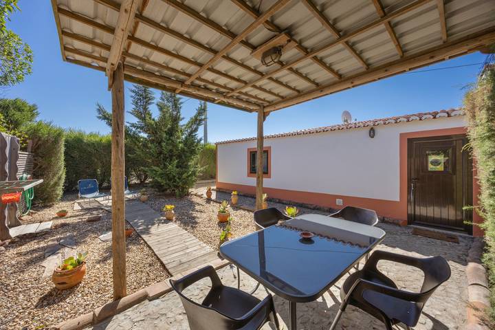 Casa vacacional 'Coureladaltura 1' con vistas a la montaña, Wi-Fi y aire acondicionado in Bordeira, Parque Natural del Suroeste Alentejano y Costa Vicentina