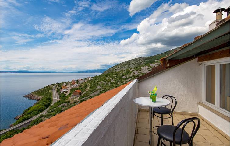 Ganze Ferienwohnung, Modernes Apartment mit Terrasse, 400 m vom Strand entfernt – WLAN und Parkplatz inklusive in Kvarner Festland