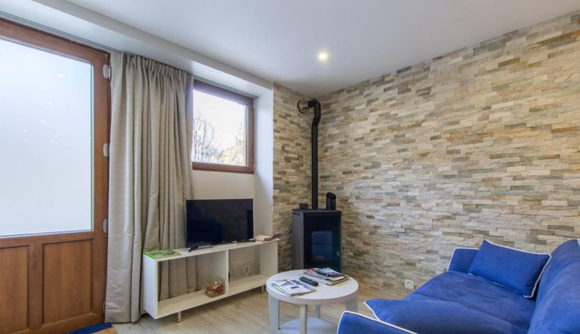 Cottage 'Le Clos Savoie Lorraine' with Mountain View, Shared Terrace and Wi-Fi in Thônes, Annecy region