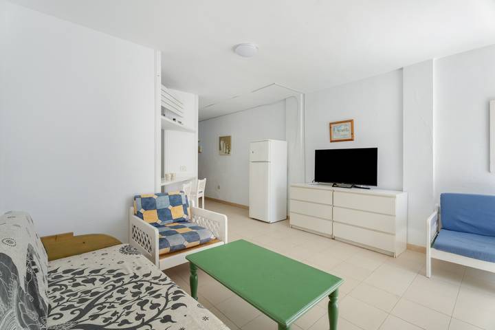 Ganze Wohnung, Ferienwohnung 'Alondras E107' mit Meerblick, Gemeinschaftspool und WLAN in Callao de la Cochina (Arona), Arona