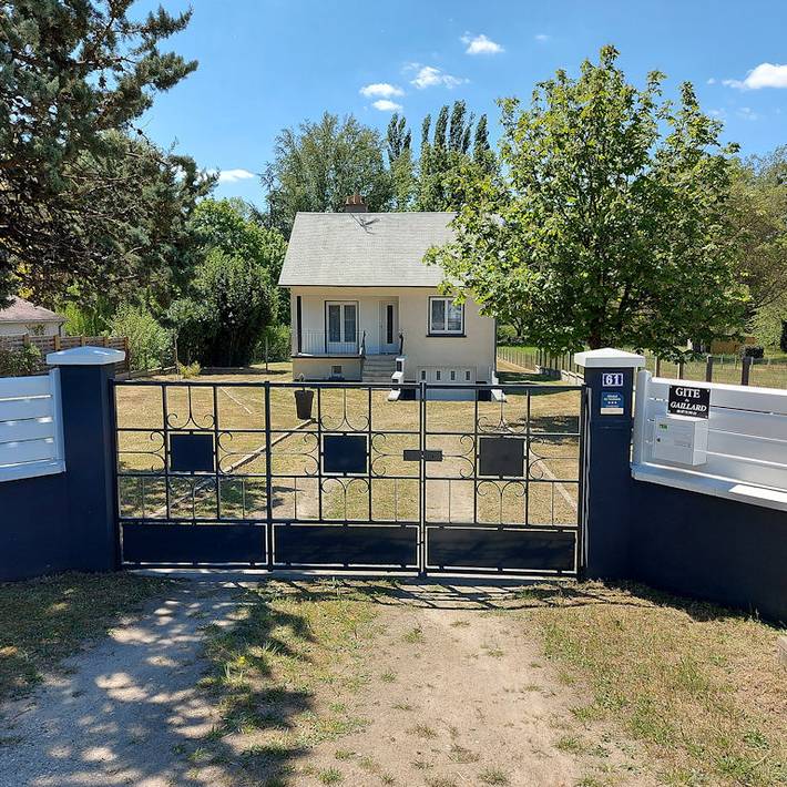 Gîte pour 4 personnes, avec terrasse et jardin, animaux acceptés à Thésée