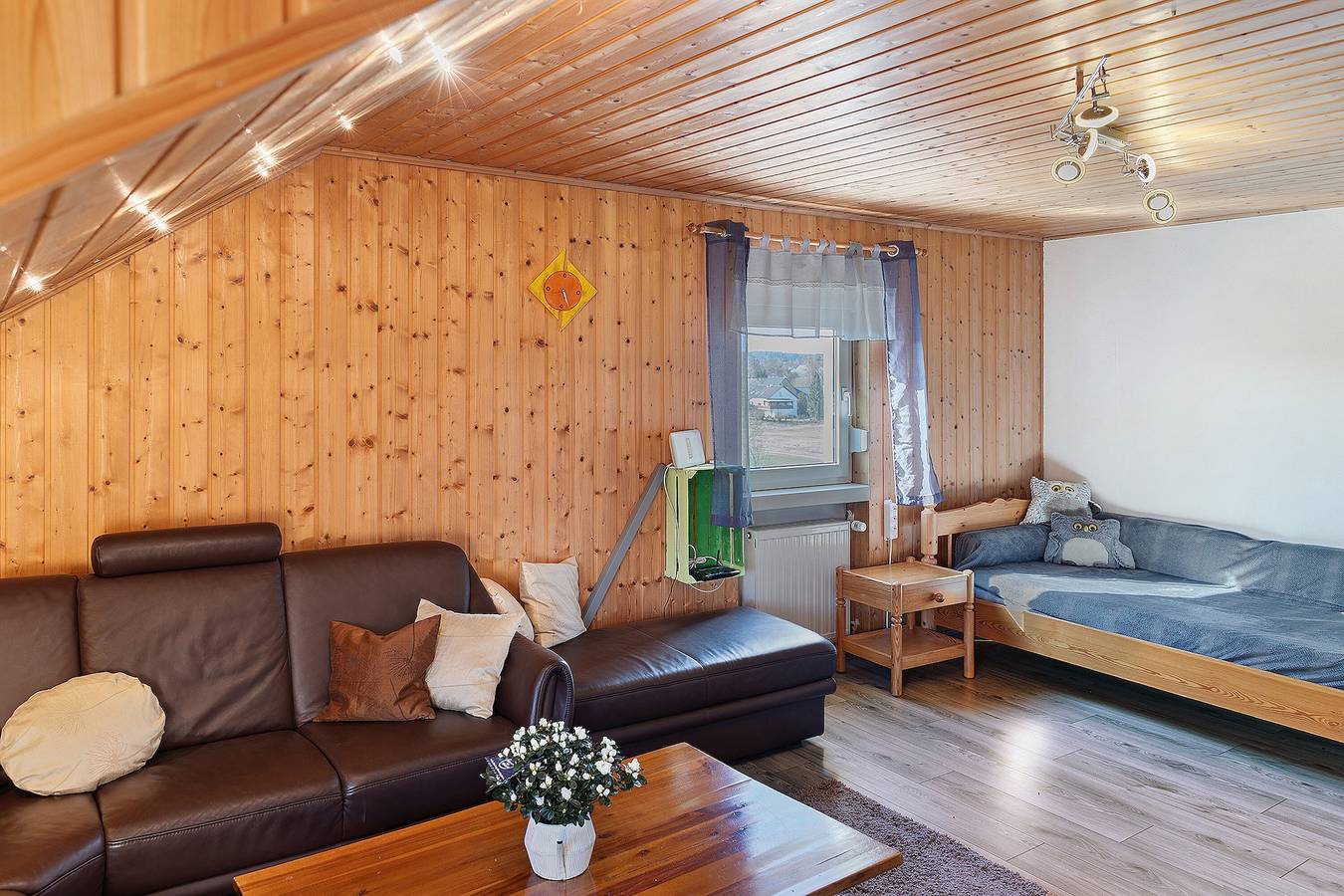 Ganze Wohnung, Ferienwohnung 'Fewo Tanja's Blumenparadies' mit Privatterrasse, Gemeinschaftsgarten und Wlan in Frankenalb