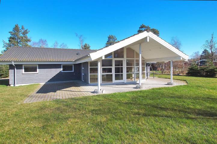 Ferienhaus für 8 Personen, mit Whirlpool und Terrasse sowie Garten und Sauna in Lolland-Falster