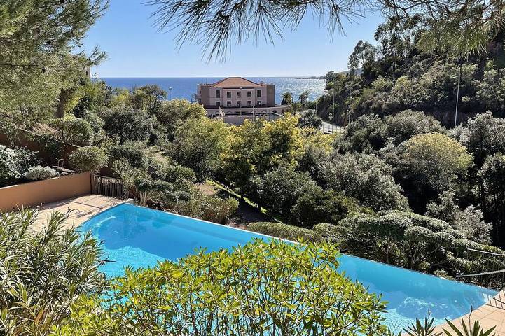 Ferienwohnung für 5 Personen, mit Balkon und Pool sowie Garten in Théoule-sur-Mer