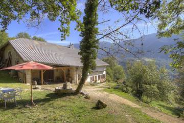 Gîte pour 8 personnes, avec terrasse et jardin à Chézery-Forens