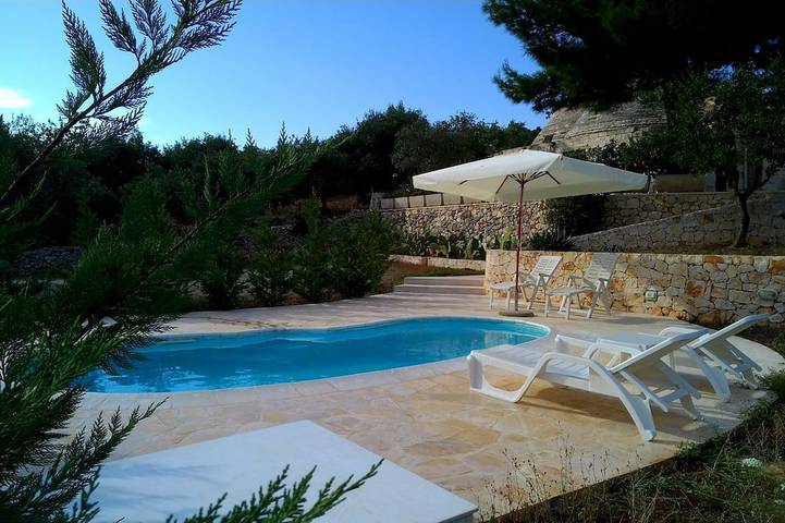 Trullo per 4 persone, con terrazza e giardino in Locorotondo