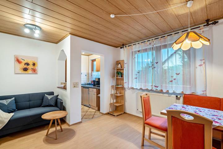 Geheel appartement, Appartement 'Am Rain' met privéterras, privétuin en wifi in Weisenbach, Noordelijk Zwarte Woud