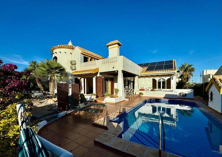 Chalet para 8 personas, con jardín además de piscina y vistas - 1