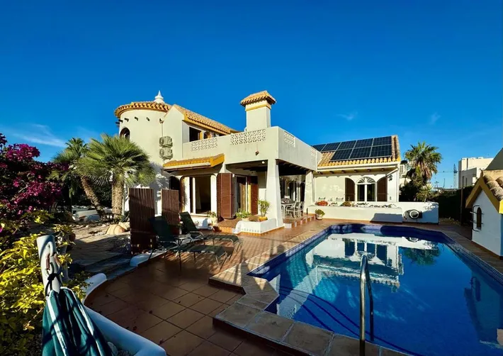 Chalet para 8 personas, con vistas además de jardín y piscina - 1