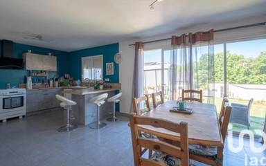 Location de vacances pour 6 personnes, avec vue et jardin à Baix