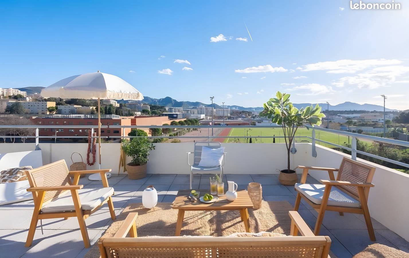 Apartamento entero, Apartamento 'Tranquilo de 3 dormitorios con terraza en la azotea' y terraza compartida in Marsella, Marsella region