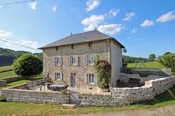 Gîte pour 9 personnes, avec jardin, animaux acceptés à Peyrat-le-Château