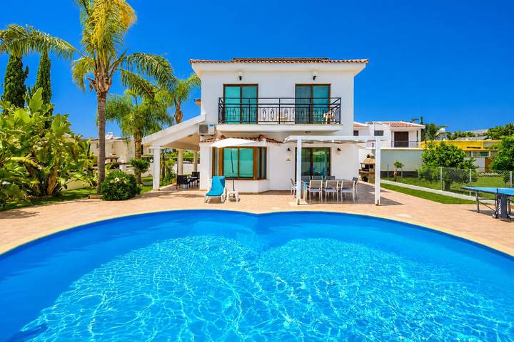Villa for 8 people, with Balcony and Terrace as well as Garden in Peyia