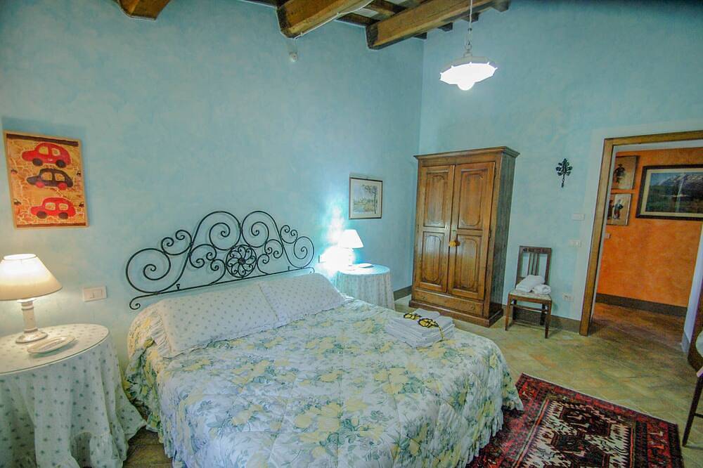 Typical stone villa with private pool, air conditioning 3km village in Collazzone, Provincia de Perugia
