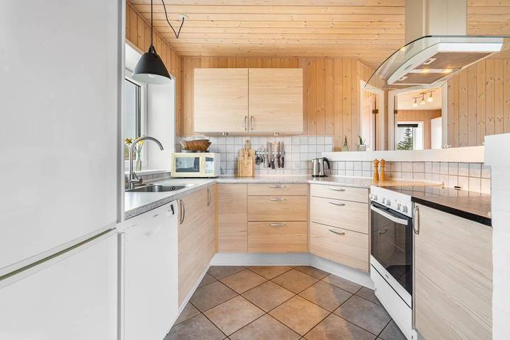 Sehr gepflegtes Aktivitäts-Sommerhaus mit Badetonne  auf einem großen hügeligen Dünengrundstück im Hjelmevej 60 in Henne, Région de Varde