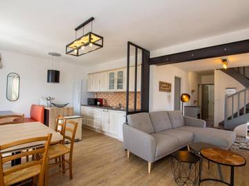 Location de vacances pour 6 personnes, avec terrasse ainsi que piscine et jardin, animaux acceptés à Rampieux