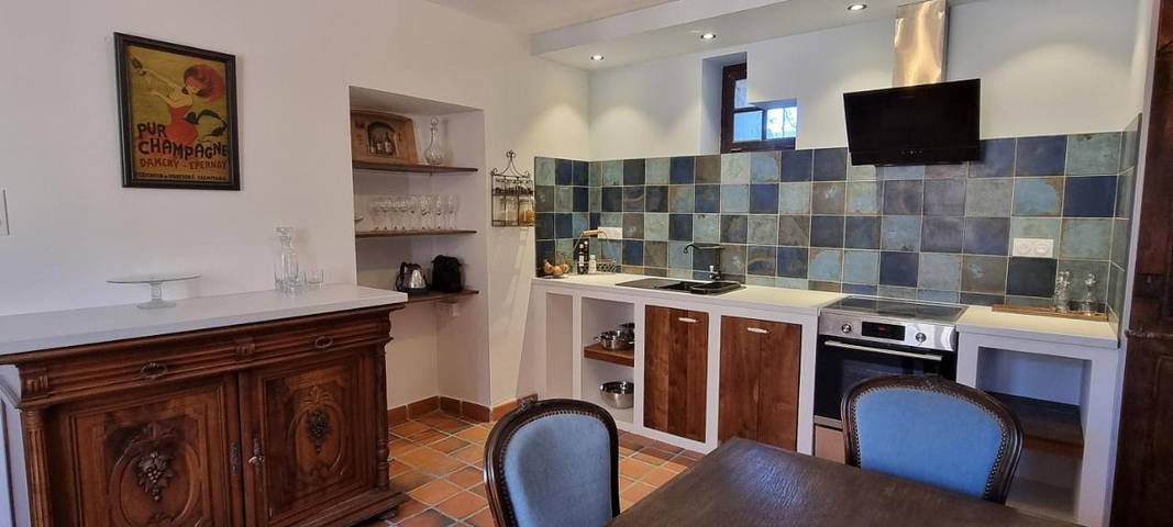 Gîte pour 4 personnes, avec piscine ainsi que vue et jardin à Thizy-les-Bourgs - 2