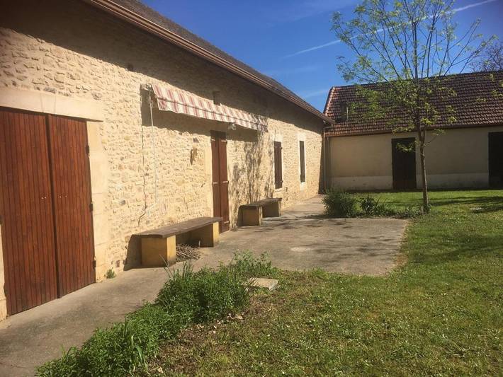 Location de vacances pour 5 personnes, avec vue et piscine ainsi que bassin pour enfant et jardin, adapté aux familles à Alles-sur-Dordogne - 2