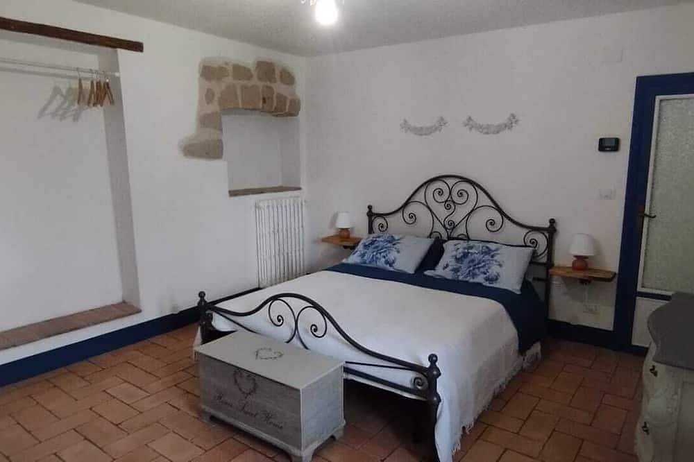 Room with bathroom entrance and private garden nestled in the green hills of Umbria in Orvieto, Provincia de Terni