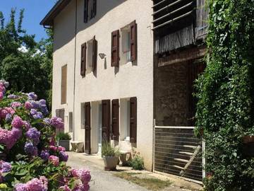 Gîte pour 8 personnes, avec jardin ainsi que terrasse et piscine à Izeron