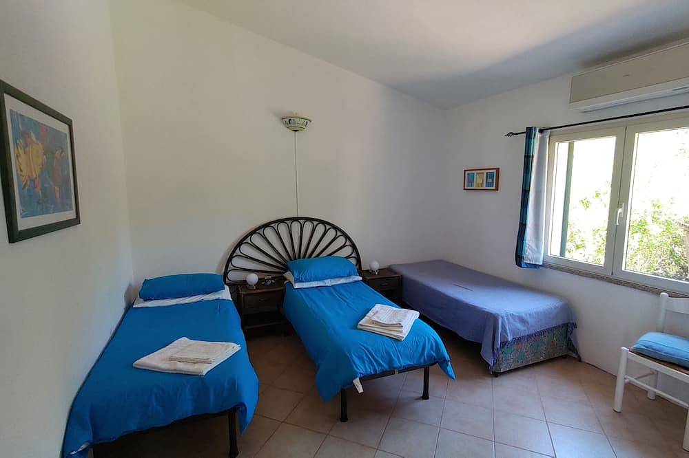 Villa Larco, Private Villa, Pool & Gardens & Stunning Views in Luogosanto, Gallura