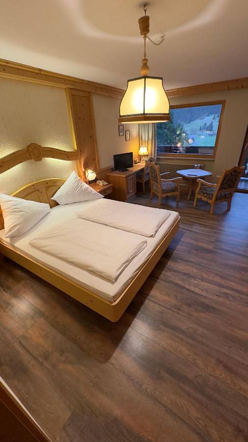 Hotel, mit Balkon und Terrasse sowie Ausblick in Zöblen - 4