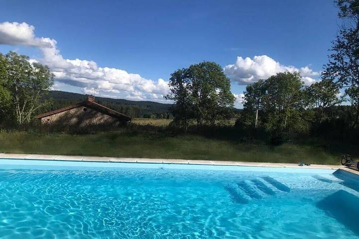 Gîte pour 12 personnes, avec jardin et terrasse à Chambon-sur-Dolore