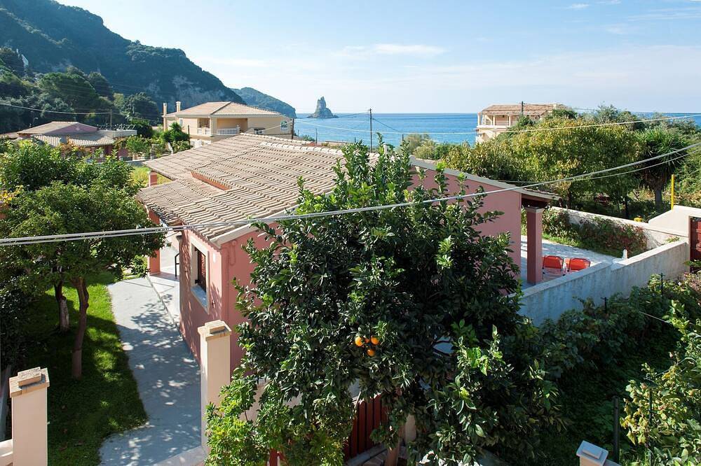Lovely 2 bedroom cottage just a two minute walk from the beach in Agios Gordios, Korfu