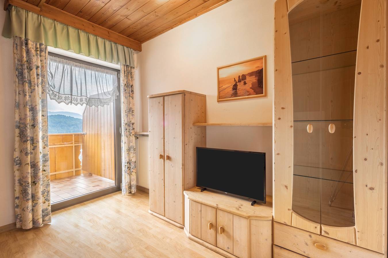 Ganze Wohnung, Ferienwohnung "Residenz Kronstein - Fewo 8" mit Balkon, Gemeinschaftsgarten und Bergblick in Tisens, Nonsberggruppe